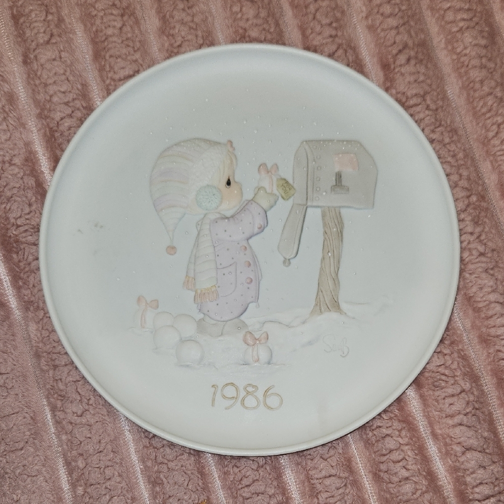 Precious Moments Christmas Love Series Plate, 1986